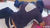 Adentro de su hermana
