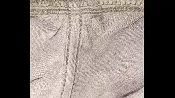 Oliendo su tanga