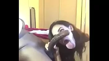 Hace garganta profunda