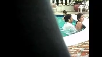 Colombiana follada en la orilla de la piscina