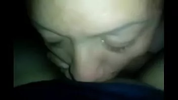 La mama de mi amigo me da una buena mamada