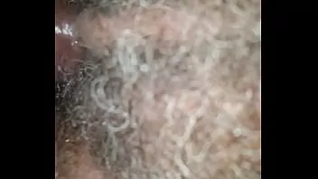 Abuela Blanca chupando una polla larga y negra