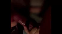 Me follo a mi hermana mientras vemos la pelicula en familia
