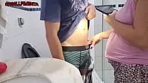 Mi cornudo me dijo que fuera al baño a chupársela a su amigo, cabrón se vino súper rápido