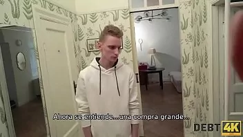 Leñadora se masturba en el bosque