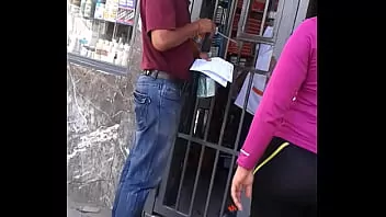 Chicas aceptan propuestas en la calle
