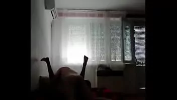Mujer joven delgada y apretada