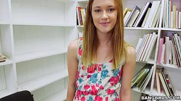 Pequeña Pelirroja Chupa Tu Polla en la Biblioteca POV