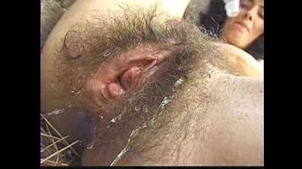 Muy muy peludo coño milf al aire libre