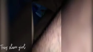 Morrita folla con su padrastro mientras el duerme