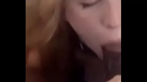 Rubia hermosa mamando