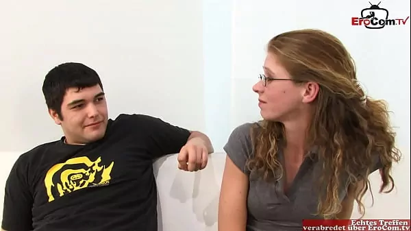 Esposa flaca con gafas se folla a una BBC delante del cornudo