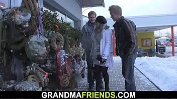 Dos tipos enmarcados abuela