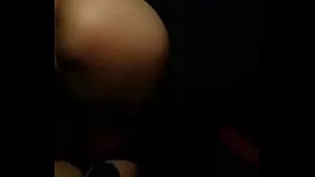 Yesenia mamando por dinero en el auto