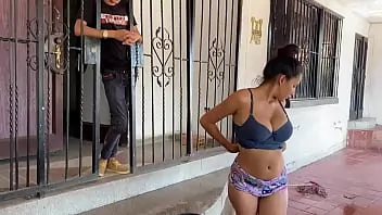 Mi prima calenturtienta queria que le llenara de semen su pecho