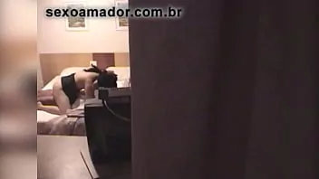 A escondidas  en la casa de los padres