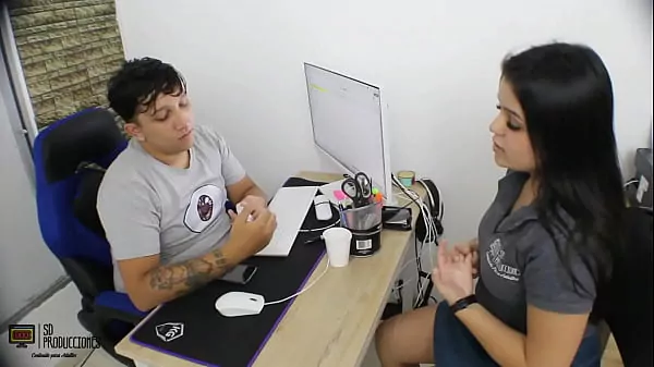 Me follo a la empleada por un ascenso de puesto en la empresa