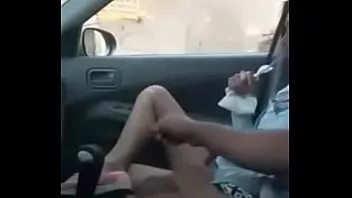 Mamando por dinero en el auto
