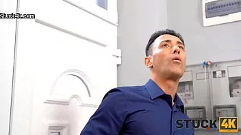 ATRAPADO4K. Amigo no puede resistirse a follar a Latina cuando ella comienza a burlarse de él