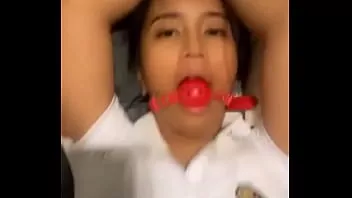 Mujer joven asiática pequeña