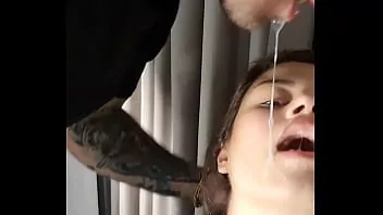 Esposa com a boca gozada beija o marido corno Luana Kazaki Arthur Urso