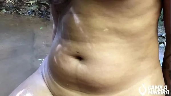 Joven mulata luciéndose en público en la cascada