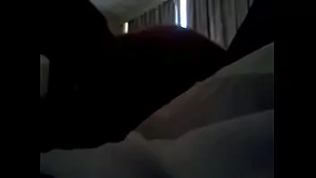 Mãe na cama com o filho gostosa sofa
