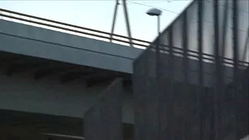 Jovencita guapa en una orgía pública en gangbang ferroviario