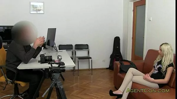 Rubia dando la cabeza en la oficina en un casting