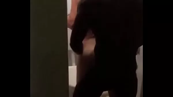 Hombre negro enseñando al cornudo cómo follar a una mujer casada
