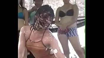 Mujeres bailando en tubo