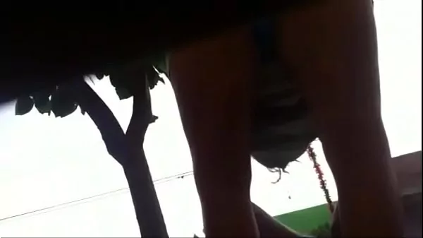 Espiando Debajo