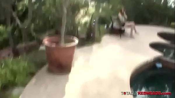 Pelirroja tatuada cabalga una polla gorda