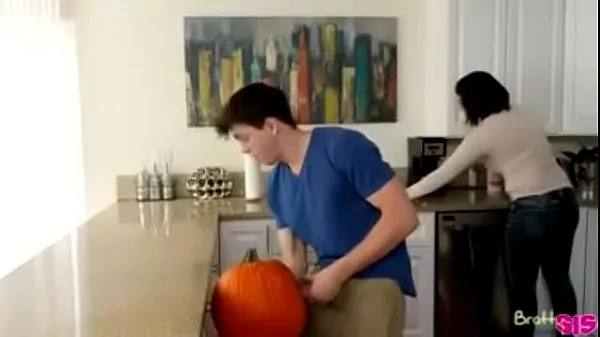 Follar a una hermana en el hallowen / follar a la hermanita en el hallowen