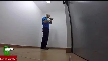Enfermera cachonda choca con el hombre de mantenimiento.